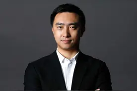 清华高材生放弃百万年薪，与妻子在街头8平米房卖煎饼，后来怎样图片