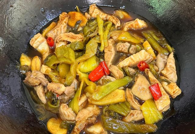 太喜欢做这样的炒菜了！酸辣爽脆，开胃下饭，一上桌就吃个精光