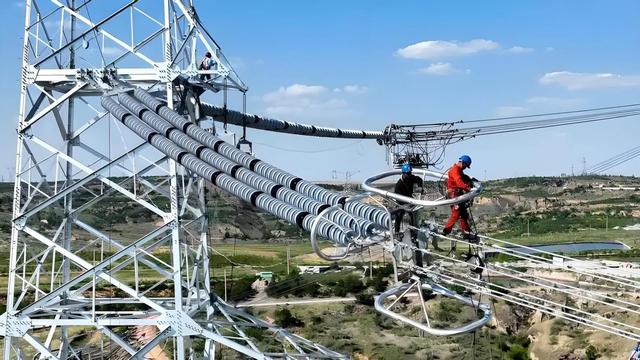 AI竞赛规则变了?美国砸800亿建核电,黄仁勋：下一道门槛是电力