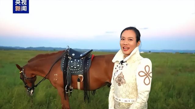 九三阅兵的解说原来是她！沉稳大气端庄漂亮，如今47岁仍未婚单身