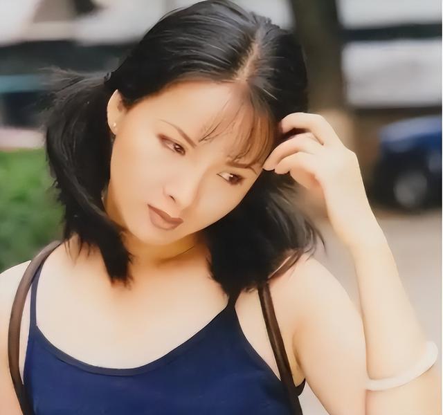 吃里扒外！定居美国13年，回国捞金惨遭“驱逐”，52岁活成了笑话