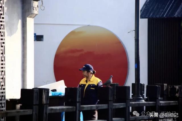 这条河边老街的“慢生活”：他们沿用数十年前的方式，一晃半生