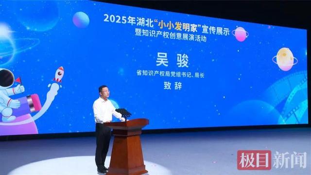 温暖一幕！院士俯身点赞小学生
