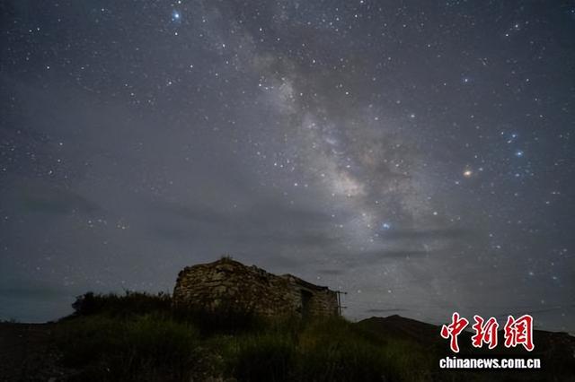 西藏羊卓雍错日托寺 夜空银河璀璨