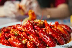 “夜宵顶流”小龙虾价格降了！每次吃不能超过10只？图片