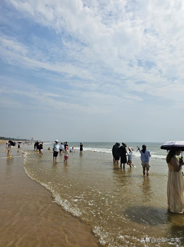 畅玩黄金海岸，金沙滩，银海湾，大海的阵阵涛声如雷贯耳！