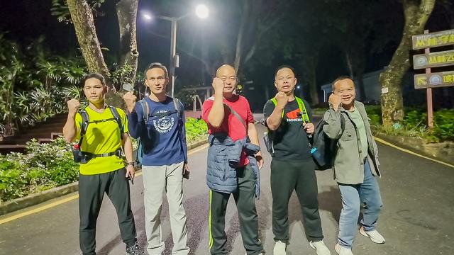 秋夜登高罗浮山，游客暖心迎重阳