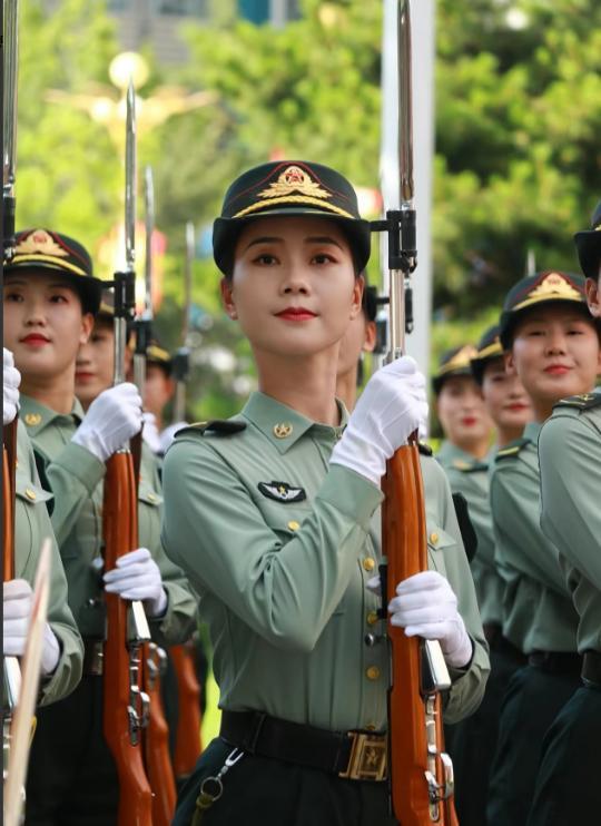 女民兵李思颖阅兵结束后，收到211录取通知书，还是双第一学霸