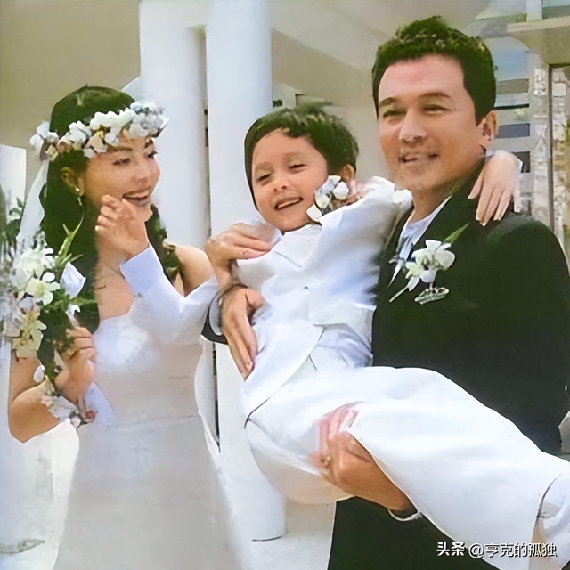 被畸形母爱毁掉的星二代：母乳12年，同床15年，荒唐的事还在后面