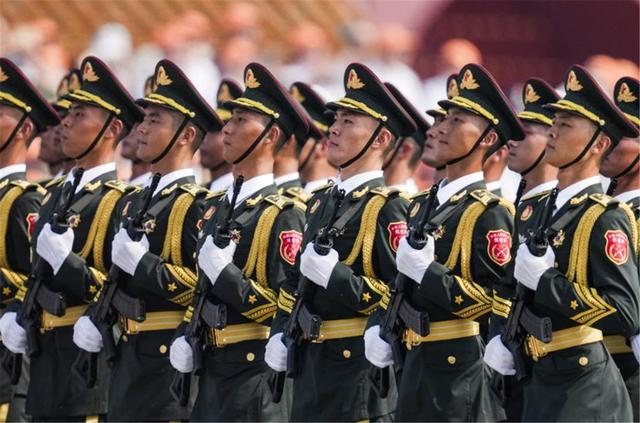 第1个说阅兵坏话的国家出现，果然是它，解放军点名3国，听好
