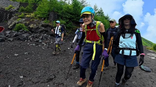 102岁大爷登顶富士山！这高能量生活，以后还想继续爬山