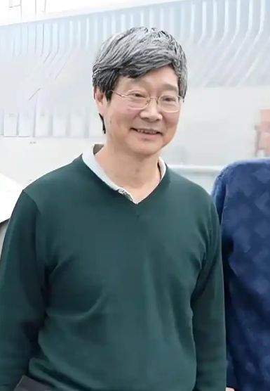 杨振宁身覆国旗，翁帆站首位，次子杨光宇露面，重量级好友也到场