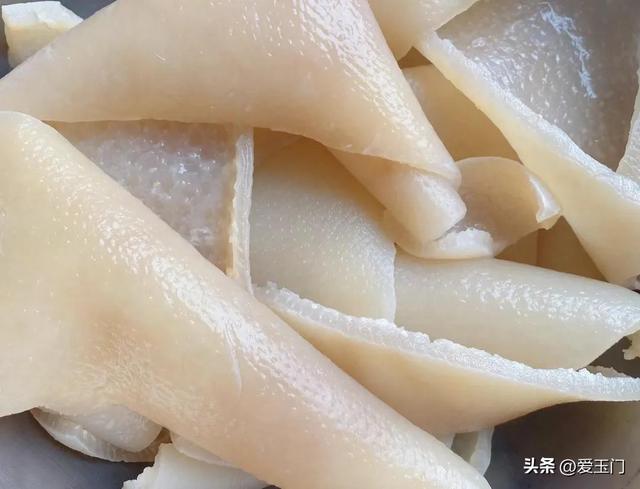 猪皮冻用水熬是大错	，教你3招，皮冻晶莹透亮，吃一次就念念不忘