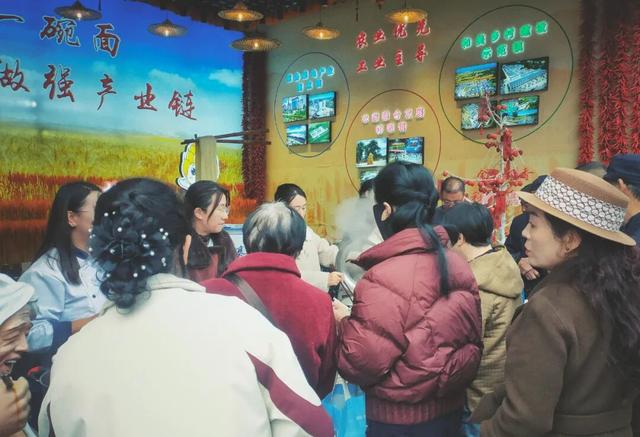 “果香专列”赴金果盛会 “甜蜜之旅”谱产业交响