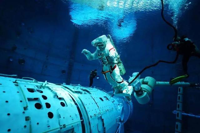 东风就绪！神舟二十号3人乘组准备回家，神二十二1人将飞行超1年