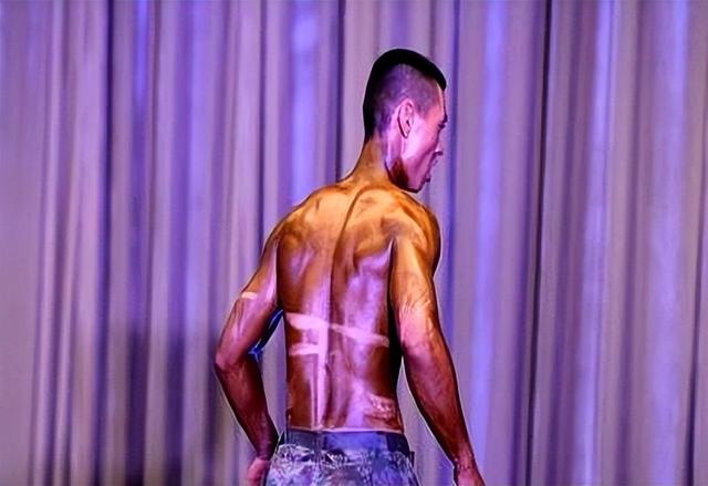 18图 看兵哥哥炫肌肉！
