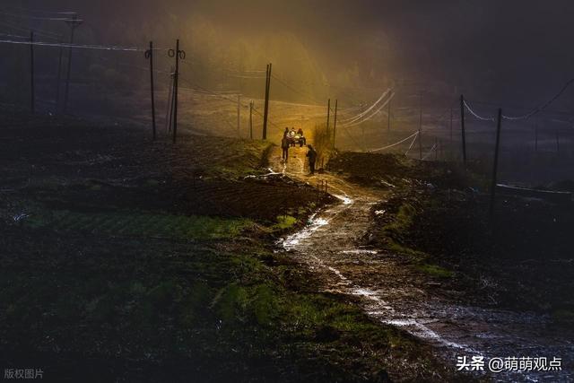 12岁时的我，过年与妈妈各自在山顶摆摊，妈妈奖励了我一碗炒凉皮