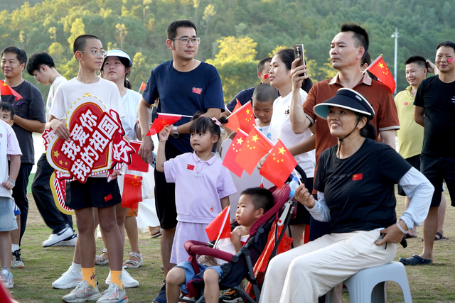 “玩转吉他in惠州”国庆吉他快闪系列活动在市区桃花源、水东街举行