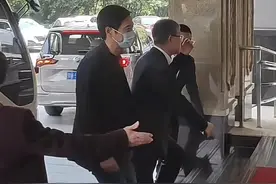 雷军回武大了！网友：会去“雷军同款机位”打卡吗图片