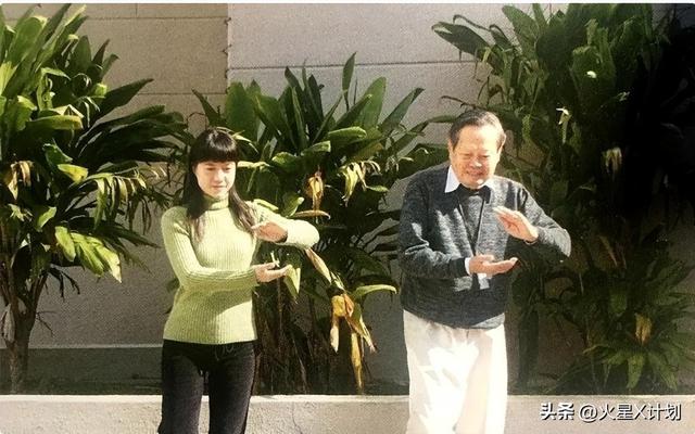 事实证明，49岁无儿无女的翁帆，早被杨振宁安排好了退路
