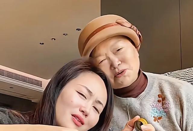 杨翠花回应超妈身体情况，直言剪头发另有原因，目前还在恢复中！