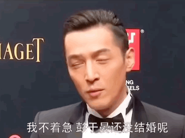 胡歌上海买房被偶遇，头顶秃了一大片，老婆黄曦宁陪同，长相普通