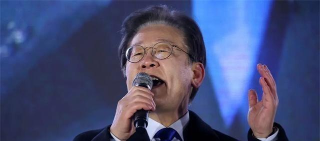 李在明拒绝出席中国阅兵，王毅挂断电话，送了韩国一句话