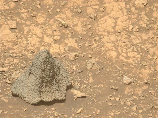 美国火星探测器发现奇异的头盔状岩石和神秘的巨型沙丘