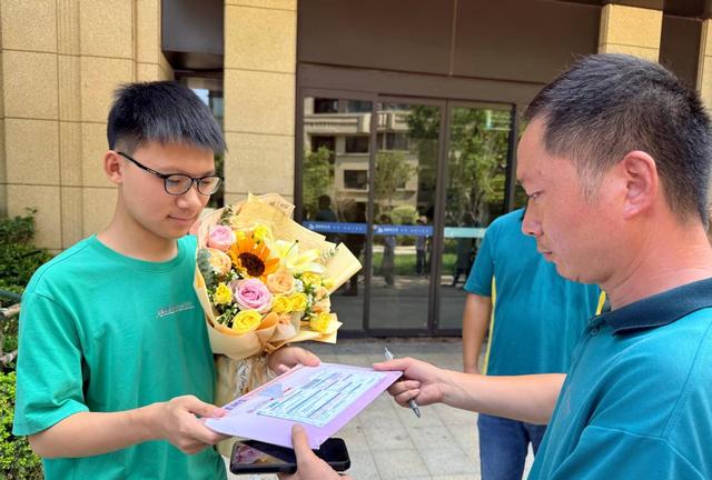清华大学录取通知书送达河南首位高考生