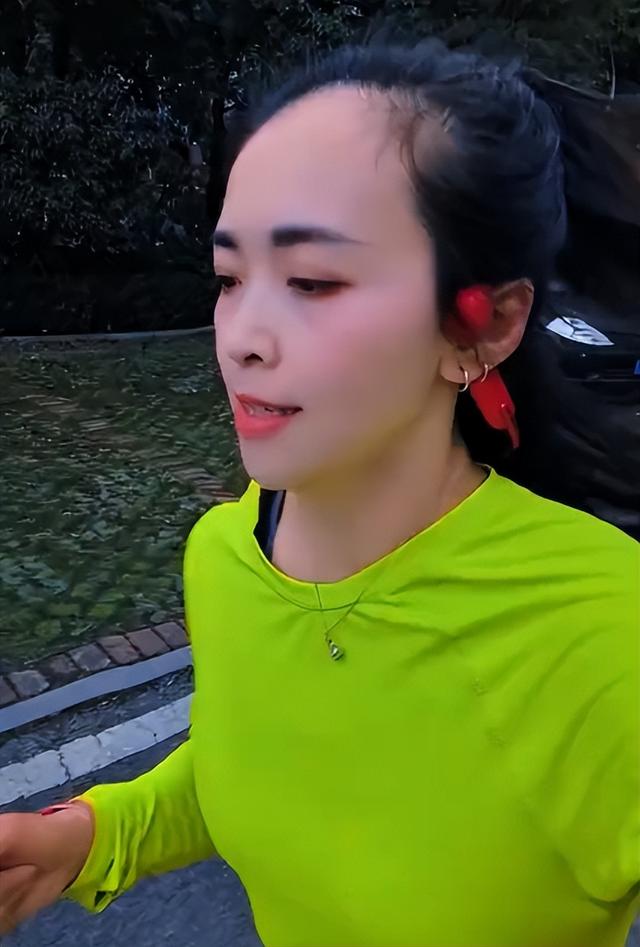 贵州跑圈“女神	”李绍艳去世，年仅30岁，多次在马路上逆行摆拍