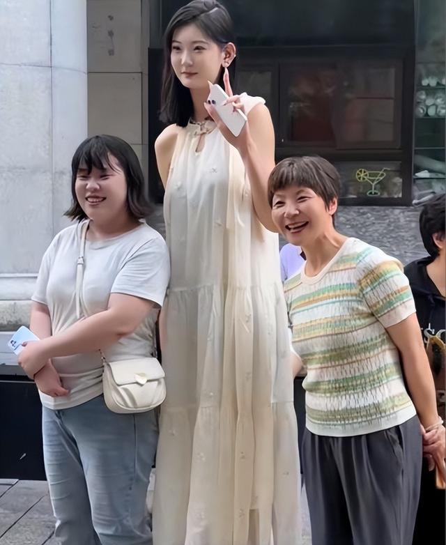 东北长春女孩身高2.26米，貌美如花，妈妈却天天发愁：没人敢追