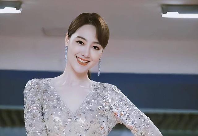 讨好大佬，陪睡上位，遭央视"开除"	，她身上的标签哪个才是真的