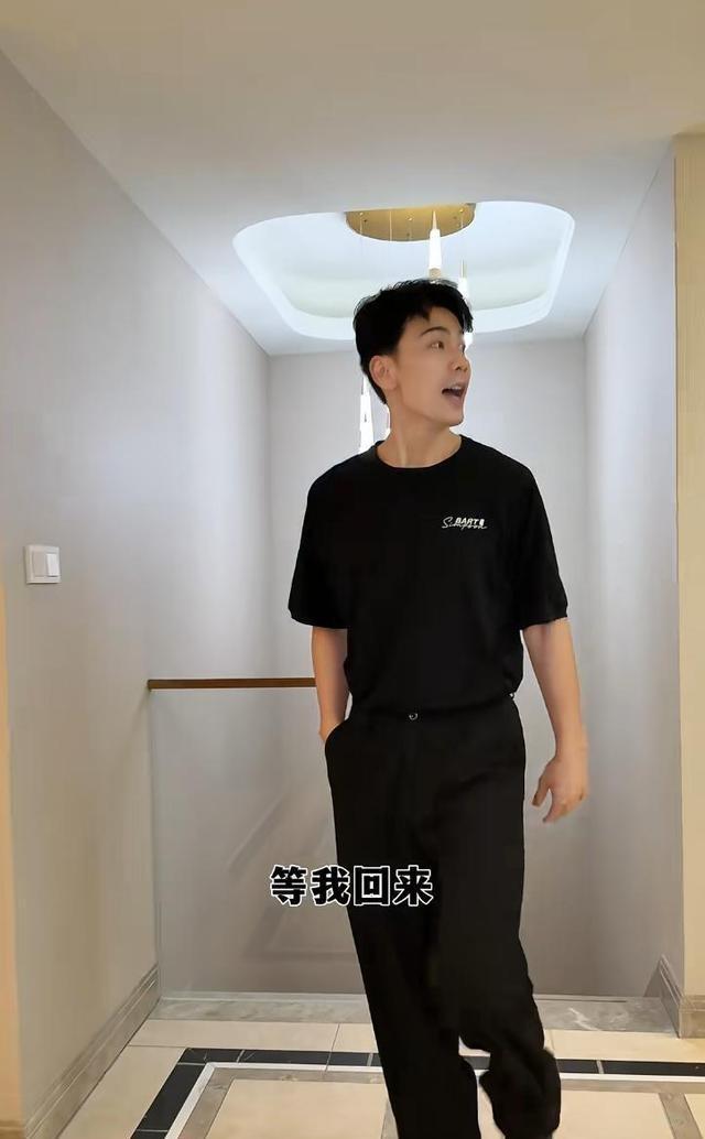 50岁陈紫函晒新家别墅，一家三口从北京搬到了杭州，请朋友来暖房