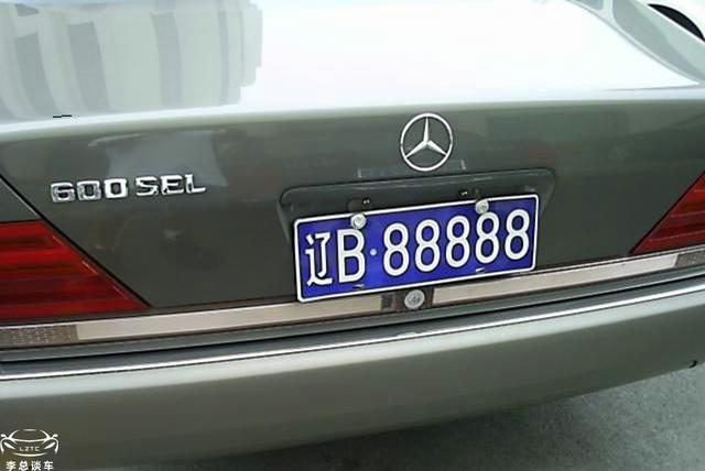 万达总部停车场，偶遇“王健林”的奥迪A8和埃尔法停一起