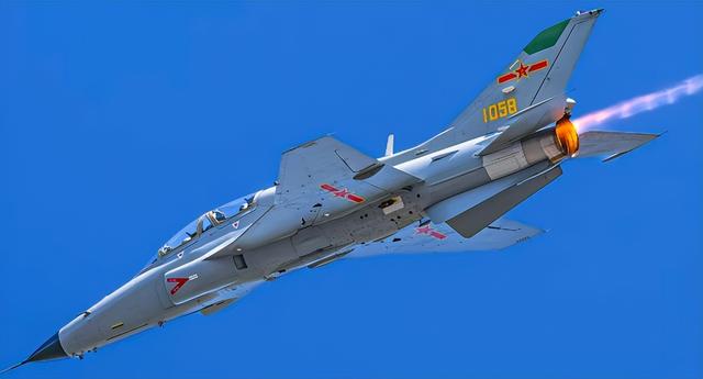 打破常规！双垂尾双发动机还能隐身，低成本教练机到底有多牛？