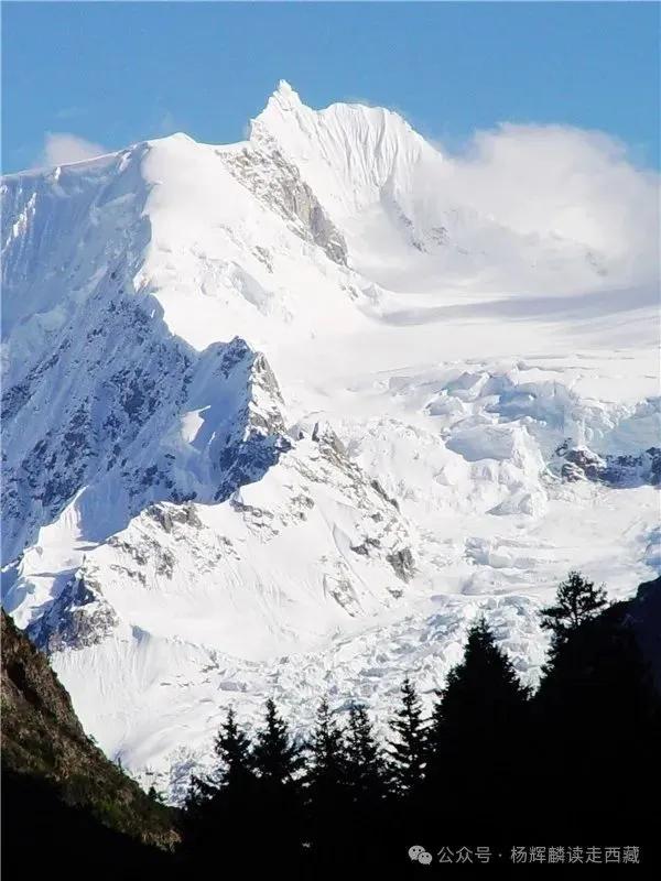 林芝•波密神山，云雾缭绕景色诱人