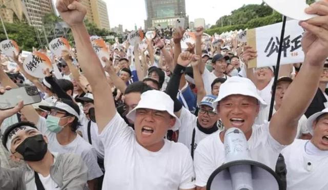 被称“脓包”后，郑丽文任命新大将，向大陆摊牌，蔡正元表态亮了