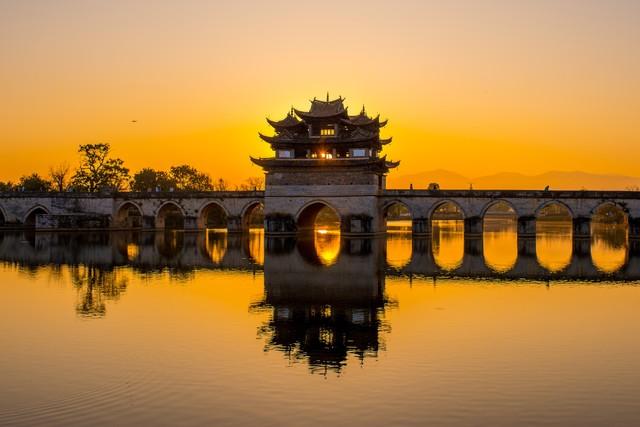 别再去热门景点了！这10个清静小城，人少景美消费低，值得一去