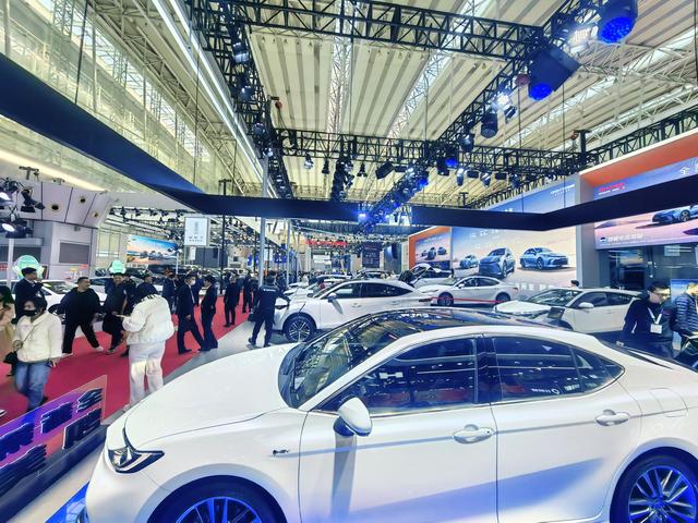 百年品牌奔驰遇生死劫，中国市场成重灾区，国产新能源打个漂亮仗