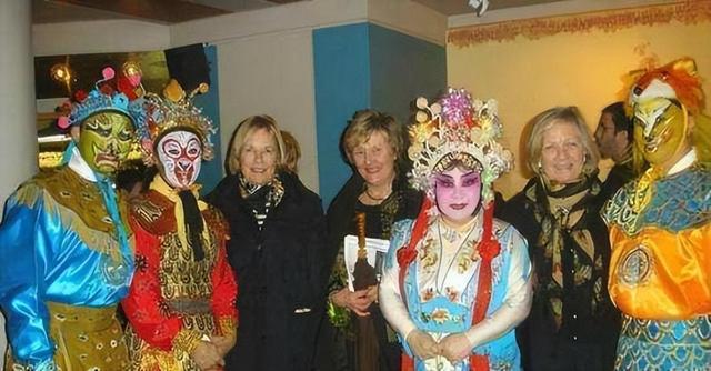 吃里扒外	、永不回国？带30名演员留美不归	，如今年过花甲归来