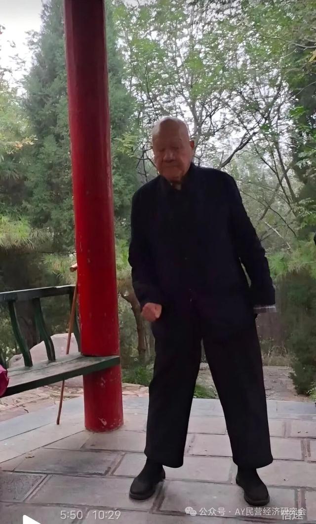 洹园晨雾里，九秩翁的晨光序曲——王革勋老先生晨练札记