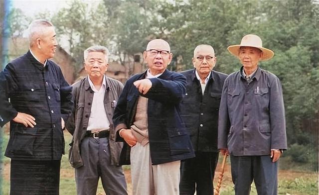 这位军副政委返乡探亲，已嫁他人的未婚妻想见他，哥哥：退还聘礼