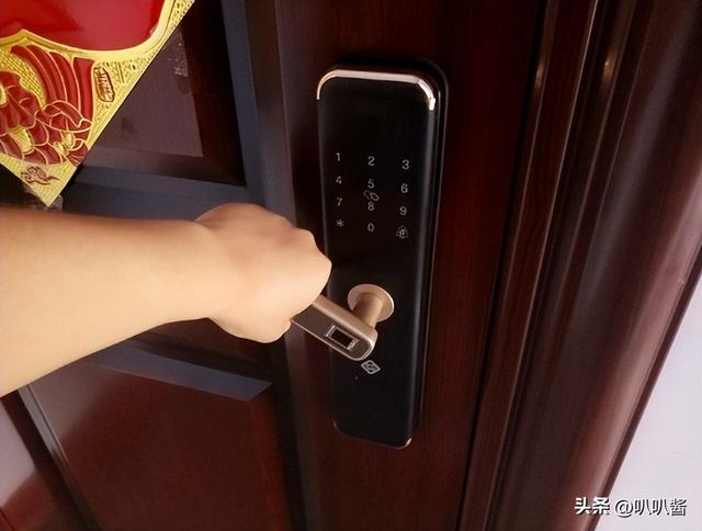 "指纹锁"正逐渐退出中国家庭？听开锁师傅说完，我才恍然大悟！