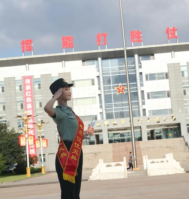 女民兵李思颖阅兵结束后，收到一封通知书，知情人曝去向引热议
