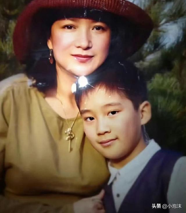 与许亚军离婚后，儿子成了何晴的精神寄托，与脑瘤抗争十年未诉苦