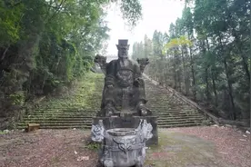 丰都令人惋惜的风景区，曾经人山人海，如今大门敞开杂草丛生图片