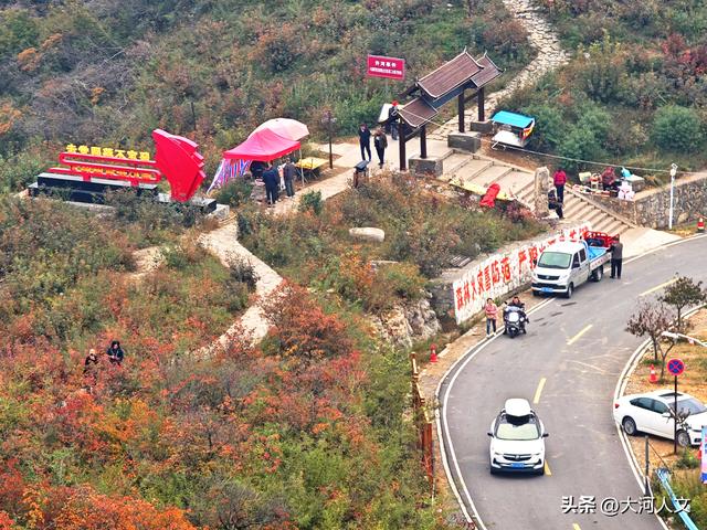 赵庄：红叶与五彩步道交织的秋日盛景