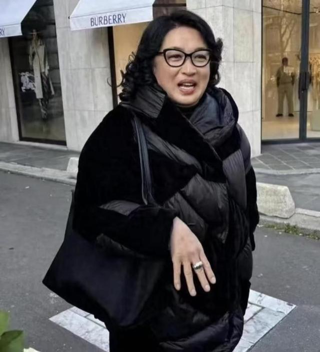 逃到国外半年多，58岁金星近照曝光，容颜大变，昔日辉煌难再续