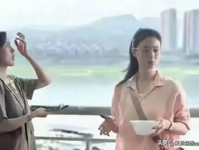 41岁的蒋欣在重庆炸街，瘦成排骨胸筷子腿仍凹凸有致有魅力