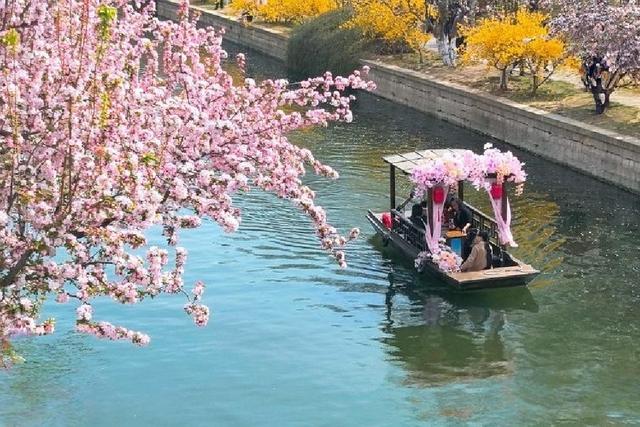 北京元大都城垣遗址公园 海棠花溪